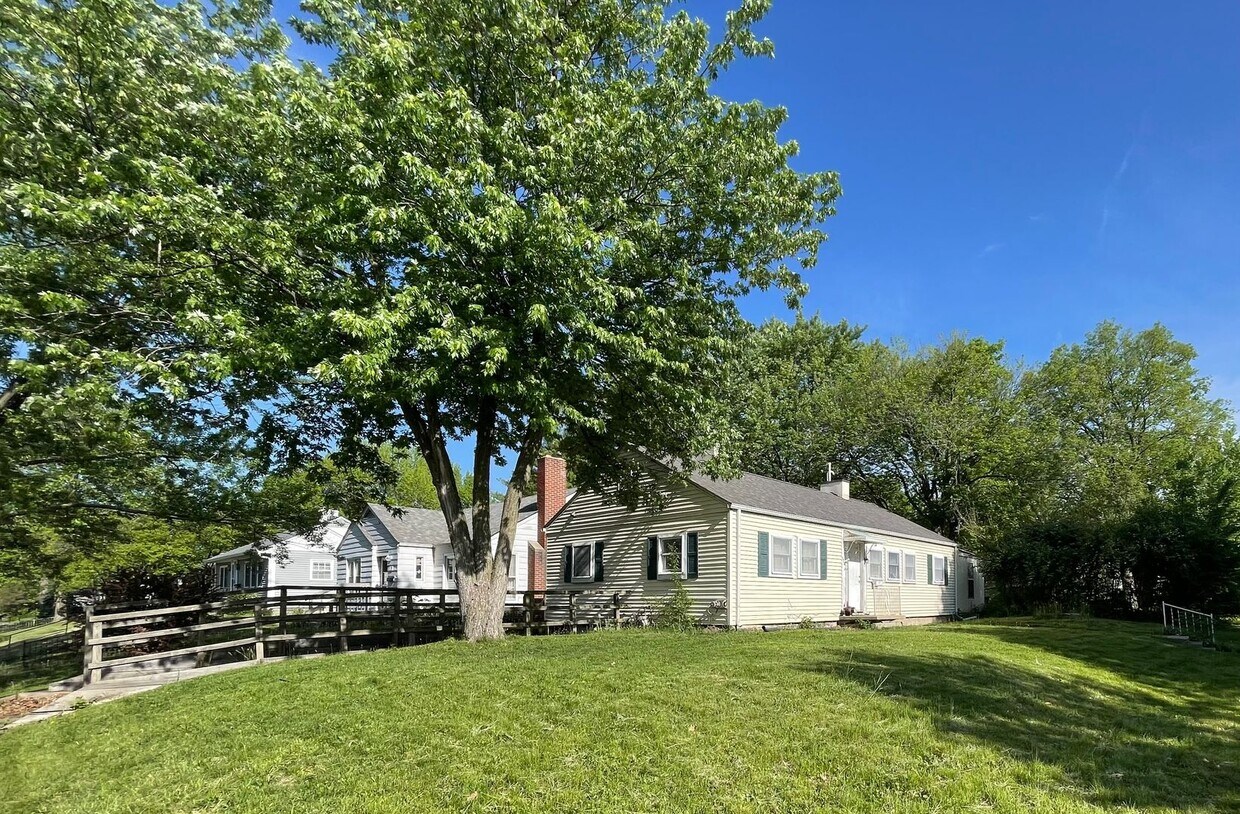 Building Photo - 3 Bedroom House