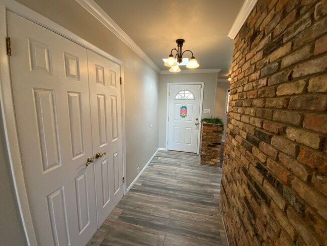 Building Photo - 5 Bedroom Home Available Near Wyoming Blvd NE & Comanche Rd NE!