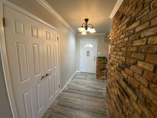 Foto del edificio - 5 Bedroom Home Available Near Wyoming Blvd NE & Comanche Rd NE!