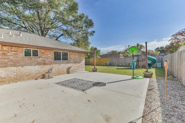 Foto del edificio - 7623 Yellow Pine Dr