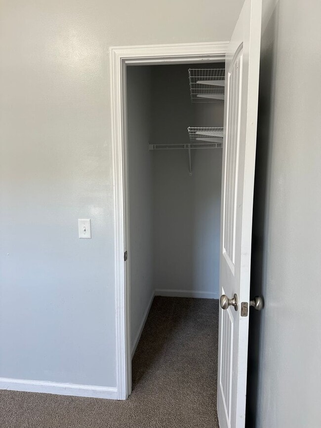 Foto del edificio - Tranquil South Retreat: Spacious 5-Bed Home with Fenced Yard, Pet-Friendly, Washer/Dryer Included