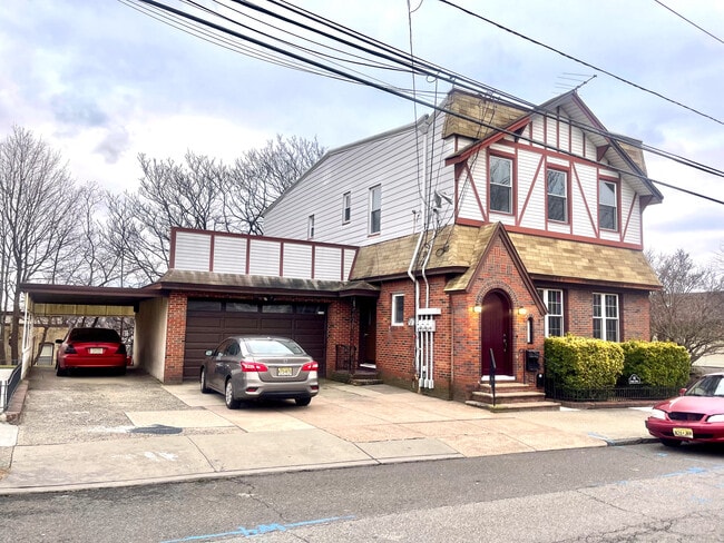 Building Photo - 182 Farnham Ave