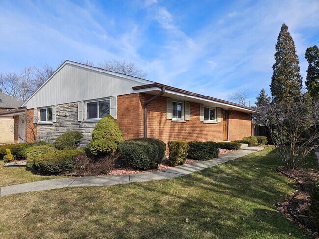 Building Photo - 825 Ottawa Ave