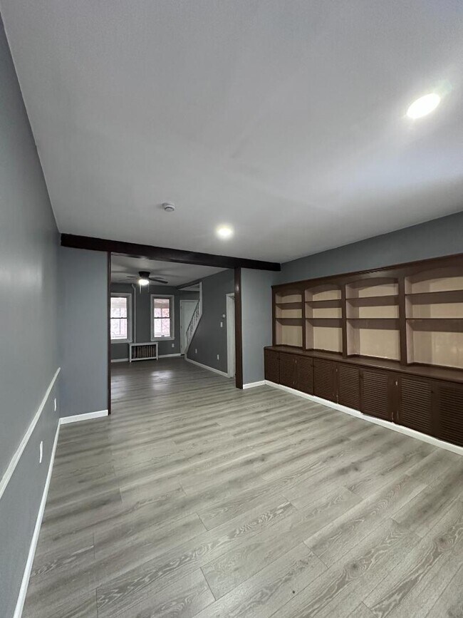 Building Photo - 81 Ashley St