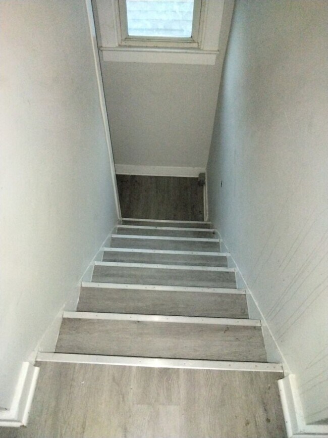 Building Photo - Sneak Preview 516 Dresden ave