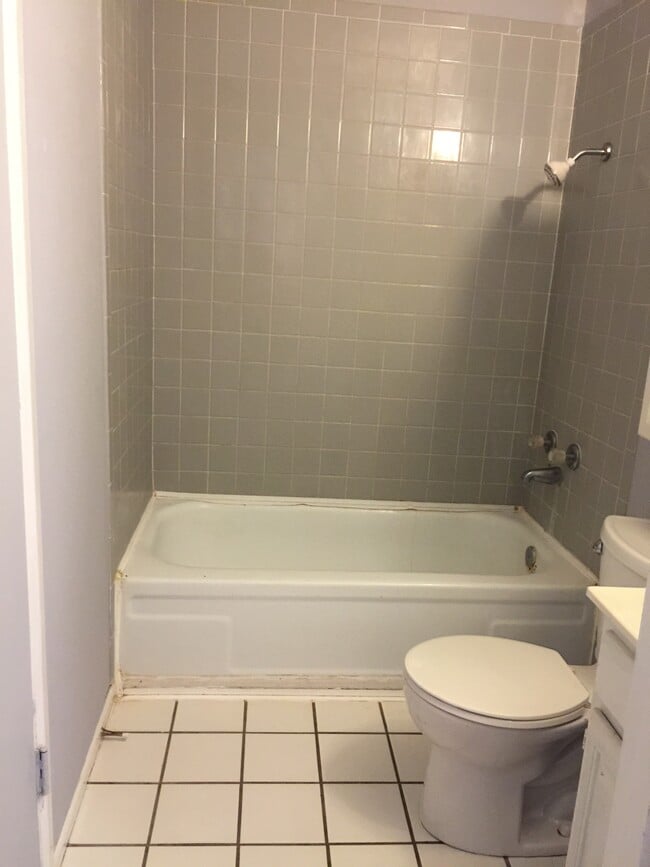 full bath - 4123 Villa Dr