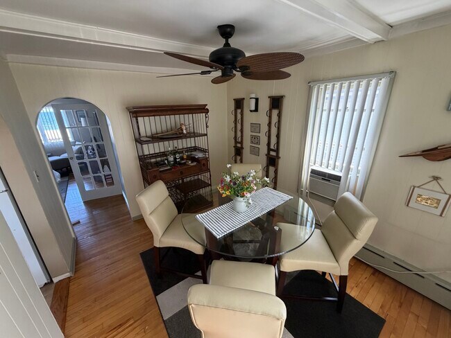 Comedor - 55 Brewster Ave