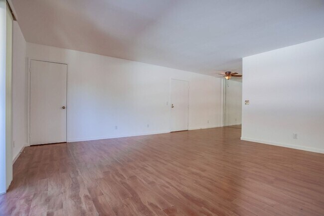 Foto del edificio - Cute Oceanside condo with garage parking!