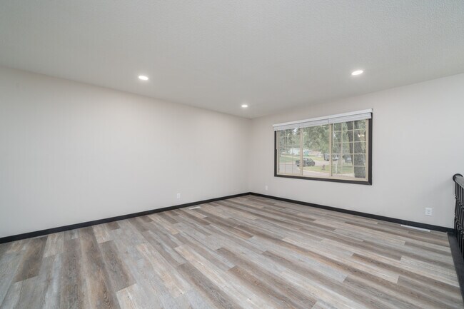 Building Photo - 408 Maple St