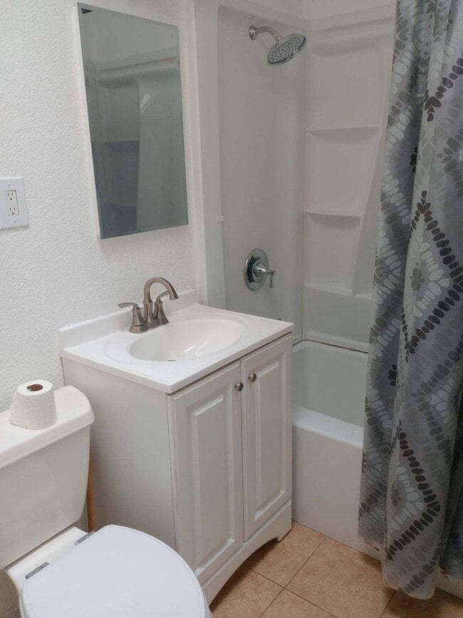 Building Photo - Three Bedroom on Armory