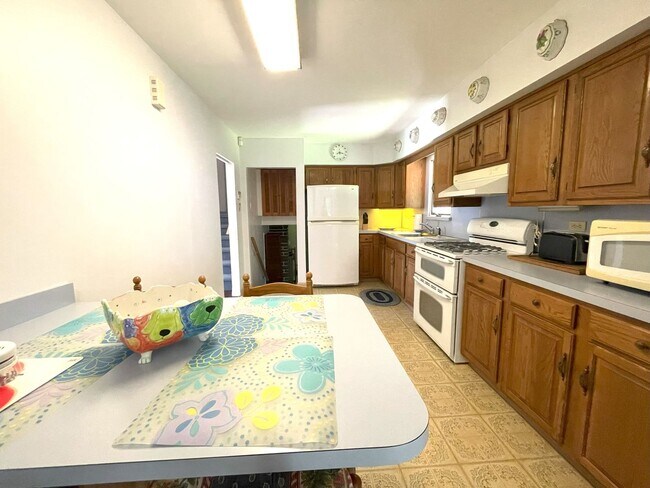 Foto del edificio - Welcome to this 4 Bedroom 1.5 bath home wi...
