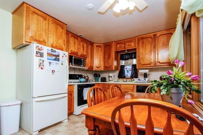 Building Photo - 224 S 74th St