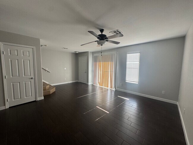 Foto del edificio - Nice, upgraded Town Home 3br, 3bath, 2cg.