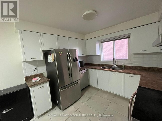 Building Photo - 327 Evergreen Crescent