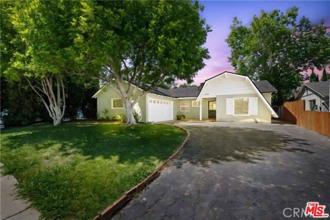 Foto principal - 24155 Kittridge St