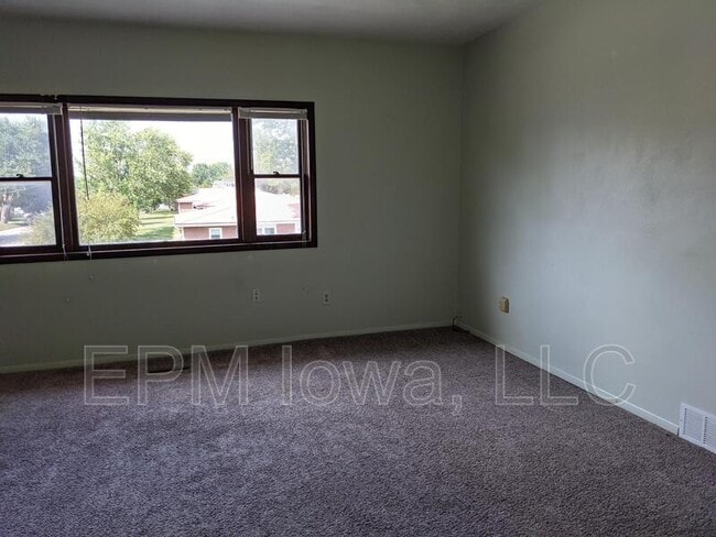 Building Photo - 302 1st St SE