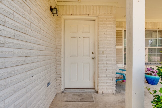 Building Photo - 549 Roadrunner Ave