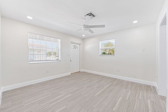 Foto del edificio - NEWLY REMODELED 2 Bedroom, 1 Bath Duplex -...