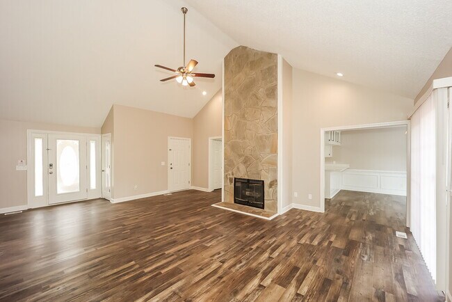 Building Photo - 4165 Golfview Dr