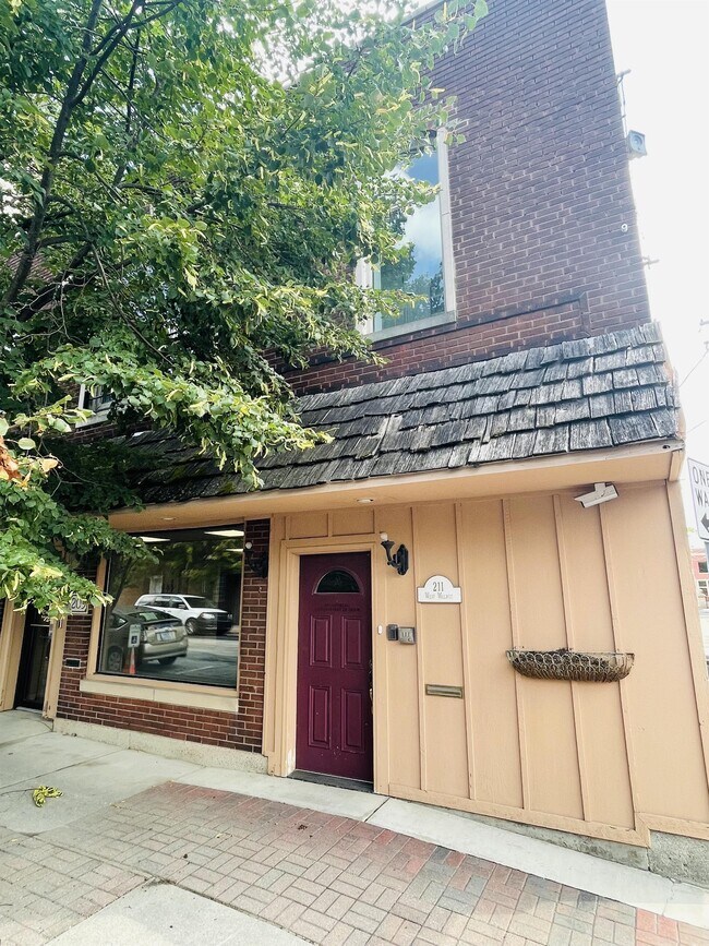 Building Photo - 211 W Walnut St