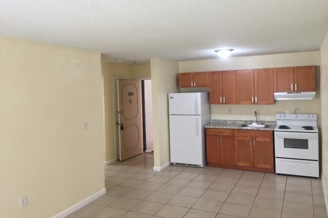 Building Photo - 257 S Royal Poinciana Blvd