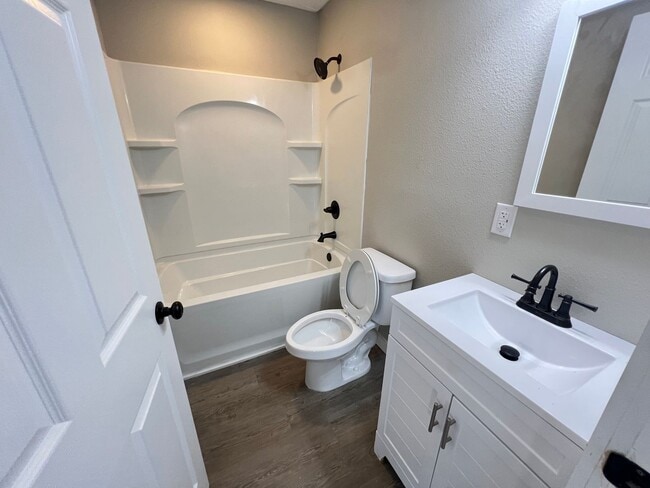 Building Photo - Newly Renovated 2 Bed, 2 Bath Duplex – Pet Friendly!