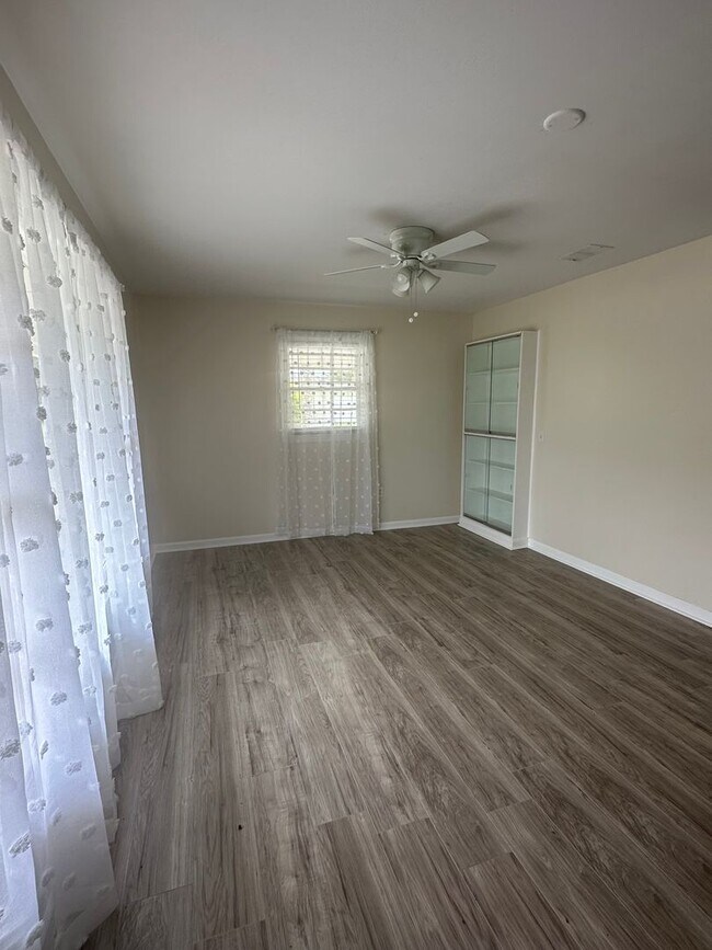 Building Photo - 4 Bed 2.5 Bath Brick House