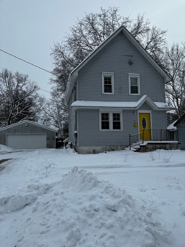 Building Photo - Charming 3-Bedroom, 1.5-Bath in Beloit!