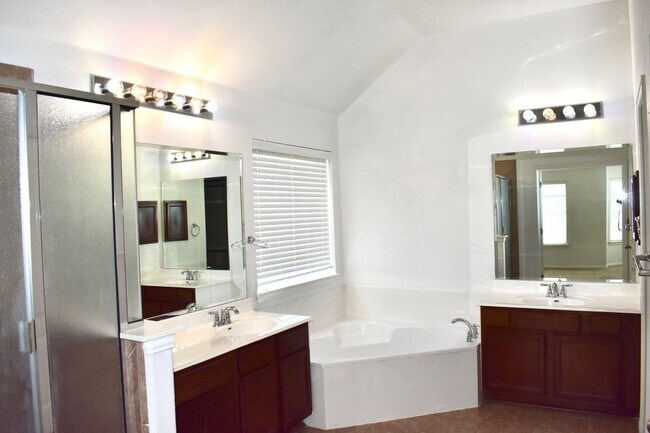 Building Photo - 1001 Emory Fields Cove