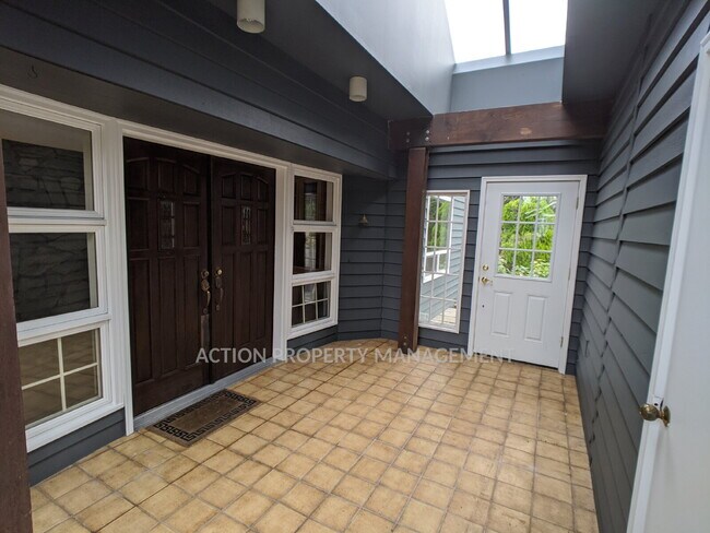 Foto del edificio - 3 bed 3 bath on 4.8 acres w/ beautiful water view