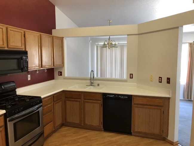 Building Photo - Riverbank 3 Bedroom 2 Bath with office