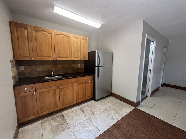 Foto del edificio - Renovated Garage Studio For Rent