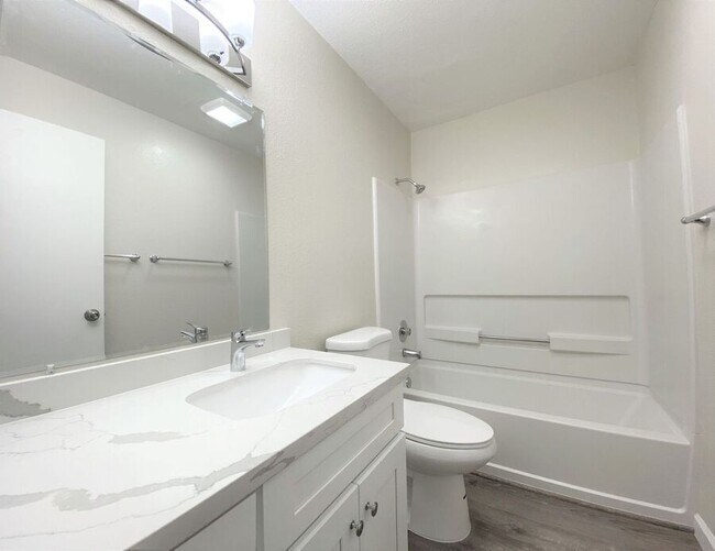 Foto del edificio - 16424 Foothill Blvd