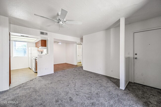 Foto del edificio - 16602 N 25th St