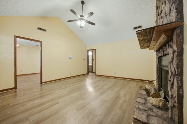 Building Photo - 1701 Rose Garden Ln