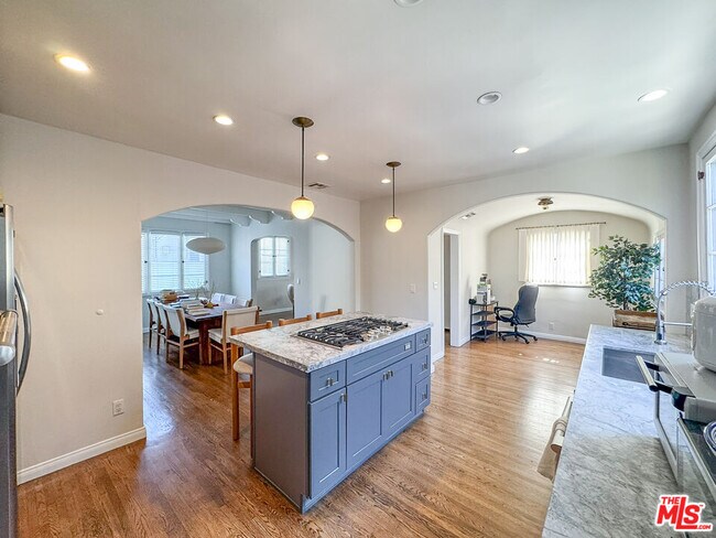 Building Photo - 345 Westbourne Dr