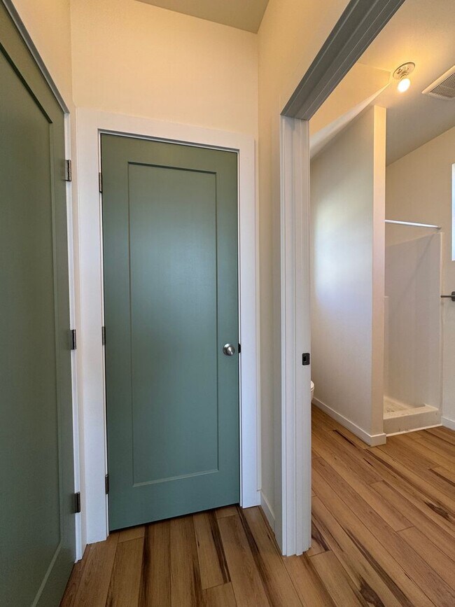 Foto del edificio - Bright 3BR/3BA with Soaring Ceilings & Lar...