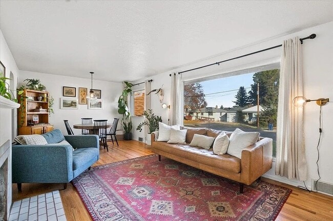 Building Photo - SPACIOUS 3BD/1BA SOUTH HILL HOME | ATTACHED GARAGE | FENCED YARD | W/D HOOKUPS | AVAIL JULY 1