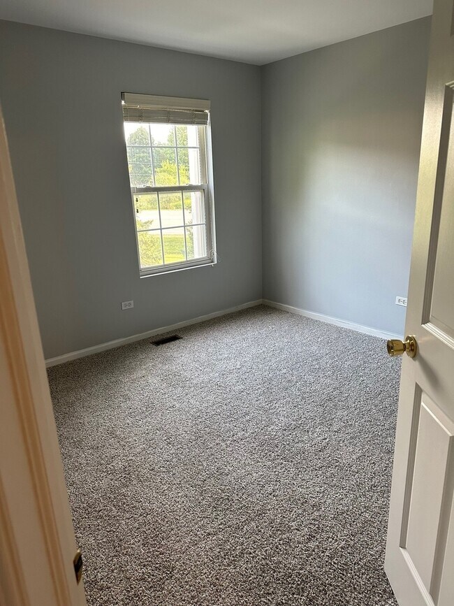 Building Photo - 464 Litchfield Dr