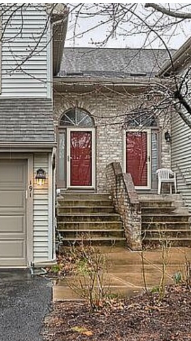 Private Entrance and Garage - 191 Crescent Dr