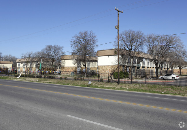 Building Photo - Oak Meadow Villa