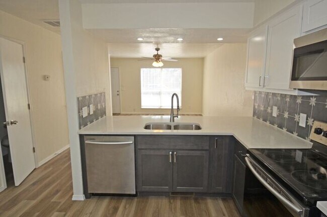 Foto del edificio - 2 BED 1.5 BATH TOWNHOUSE -WARR ACRES