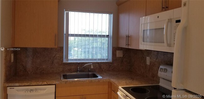 Foto del edificio - 8325 Sunrise Lakes Blvd