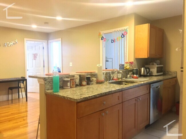 Building Photo - 9/1 Sunny, renovated Egmont St 3BR with heat inc!