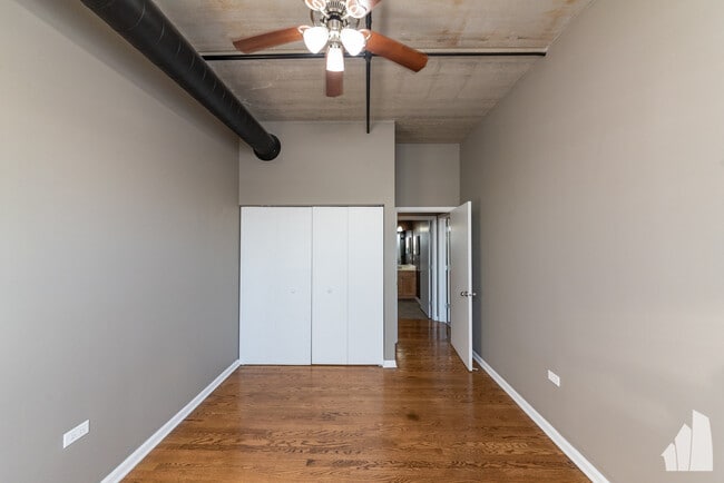 Building Photo - 1735 W Diversey Pky