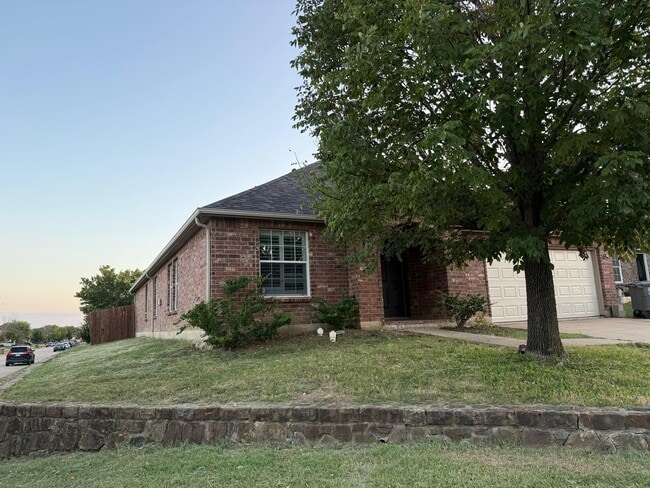 Building Photo - 1940 Cliffrose Dr
