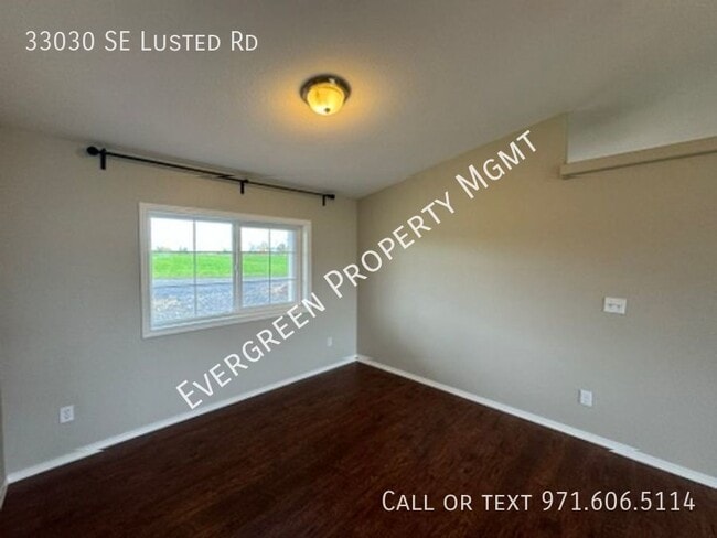Building Photo - MT HOOD VIEW! - Spacious, Light, and Brigh...