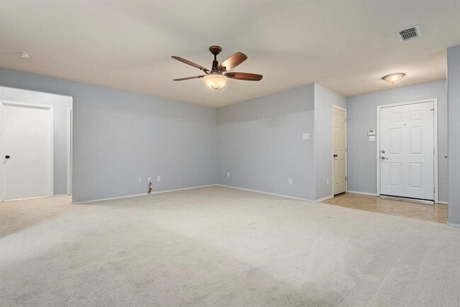 Foto del edificio - 1614 Wooded Acres Dr