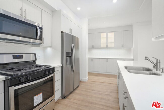 Foto del edificio - 1832 S Barrington Ave