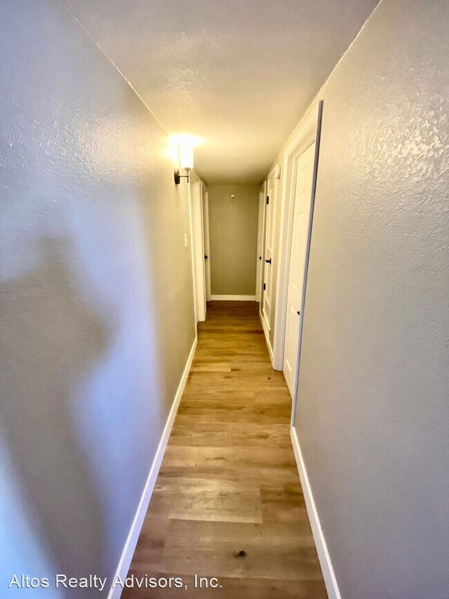 Building Photo - 3 br, 1.5 bath House - 987 Vaughn St